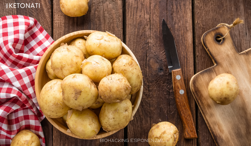 Ciotola di patate fresche su tavolo rustico: scopri se le patate si possono mangiare nella Dieta Chetogenica, alternative low carb e consigli nutrizionali.